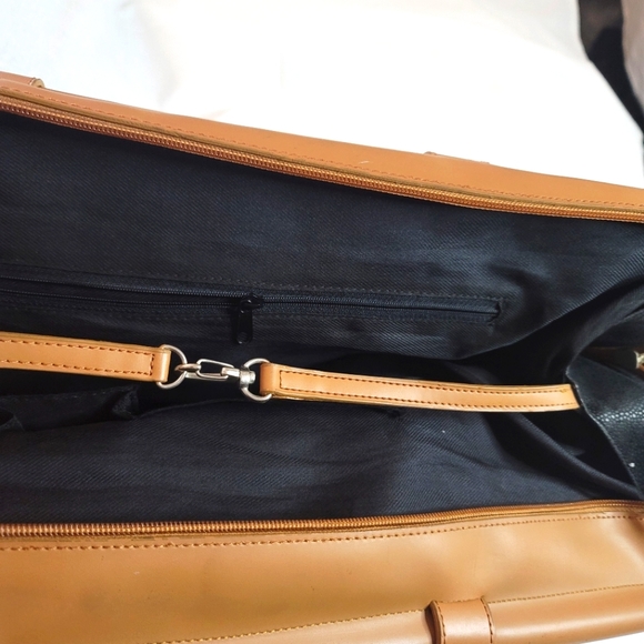ONLY DUE TO CLOSET CLOSURE     LEGITIMATE BAG.  LEATHER. - Picture 6 of 13